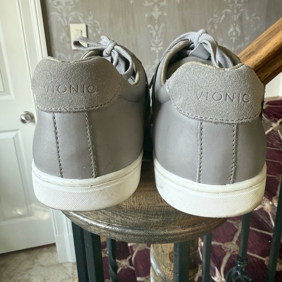 VIONIC men’s leather grey sneaker US size 11 good condition Mark top right - Picture 4 of 9
